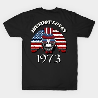 Bigfoot loves America and People born in 1973 T-Shirt